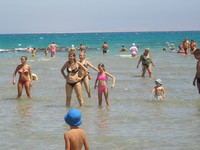 Красное море. Всё та же водная аэробика для туристов, но на этот раз с участием Севы (самый маленький справа) и с Ратиком в качестве зрителя (спина в синей панамке на переднем плане).
