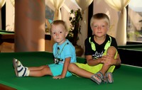 Гостиница Golden 5 Paradise. Два наших любимых «бильярдных шара», голубой и чёрный, на бильярдном столе.