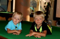 Гостиница Golden 5 Paradise. Они же, Сева и Ратик, только теперь лёжа на бильярдном столе. Бильярд там, похоже, не очень востребован.
