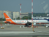 Грузовой самолёт Boeing 757-200PF авиакомпании «Авиастар-Ту» с бортовым номером RA-73355 в аэропорту Внуково (VKO).