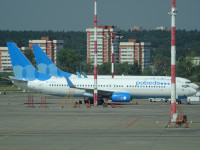 И, значит, нам нужна одна «Победа»? Но их тут две! 😊 (Ближайшая – это Boeing 737-800WL с бортовым номером RA-73247.) Аэропорт Внуково (VKO).