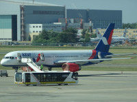 Пассажирский самолёт Boeing 757-200 российской авиакомпании “Azur Air” с бортовым номером RA-73076 в аэропорту Внуково (VKO).