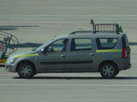 Российский легковой универсал “Lada Largus” (на самом деле румынский “Dacia Logan MCV”) неожиданно нашёл своё применение в российских аэропортах (в частности, во Внуково), где его небольшая высота пришлась очень кстати (для проезда под авиатехникой).