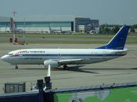 Пассажирский самолёт Boeing 737-300 авиакомпании “Armenia Airways” с бортовым номером EK-73730 в аэропорту Внуково (VKO).