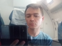 Эксперименты неопытного самопортретиста в экране самолётного дисплея: вертикальная ориентация смартфона, взгляд на экран смартфона.