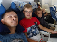 Автофото троих в наших путешествиях – это традиция, но в самолёте получается редко из-за тесноты.