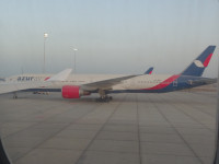 Пассажирский самолёт Boeing 777-300ER российской авиакомпании “Azur Air” с бортовым номером VQ-BZF в аэропорту Хургада (مطار الغردقة الدولي).