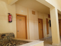 Дверь нашего номера – первая слева, с табличкой “Zahabia Resort & Hotel | 4112”, где “Zahabia” – это название нашей гостиницы, 4 – скорее всего, № корпуса, 1 – № этажа, а 12 – собственно, № на этом этаже в этом корпусе. А ещё (если быть нумерологом-символистом) 41 – это № дома во Владимире, где у меня была первая собственная квартира, и где «родился» мой старший сын.