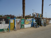 Какая выставка народного творчества по дороге на пляж нашей гостиницы (Zahabia Beach).