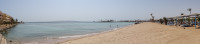 Панорама ближнего пляжа нашей гостиницы (Zahabia Beach) с угла и с перспективой дороги к пляжу дальнему справа.