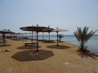 Начало дальнего пляжа нашей гостиницы (Zahabia Beach). Места были всегда, даже под зонтиками.