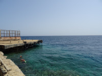 Дальний пляж нашей гостиницы (Zahabia Beach) – это сразу глубокое море, прыжком с площадки или по лестнице (в кадр не попала, слева).