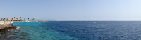 Панорама Красного моря (اَلْبَحرْ الأحمر‎) с дальнего пляжа нашей гостиницы (Zahabia Beach).
