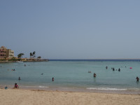 Снова ближний пляж нашей гостиницы (Zahabia Beach), весьма многолюден прежде всего за счёт детей – мелководье и пологость им особенно подходят.