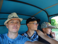 Собственно, мы, пассажиры тут-тука, везущего нас на пляж нашей гостиницы (Zahabia Beach).