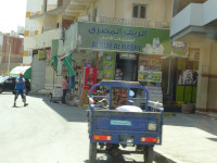 Хургада (الغردقة‎). На заднем плане магазинчик продуктов “Al Reef al Masry”, а на переднем – мотогрузовичок, как частый доставщик в такие магазинчики.