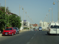 Хургада (الغردقة‎). Дорога Шератон (Sheraton Road, явно названная в честь сети гостиниц) вдоль Красного моря (اَلْبَحرْ الأحمر‎) у бухты Фелфела (Felfela Bay).