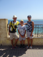Наша троица, я и двое моих сыновей, на фоне бухты Фелфела (Felfela Bay), почти не видной за ограждением.