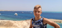 Мой старший красавчик на фоне красивого Красного моря (اَلْبَحرْ الأحمر‎) у бухты Фелфела (Felfela Bay).