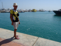 Я стою́ на пристани Хургады (Hurghada Marina), куда нас привезли в рамках бесплатной обзорной экскурсии по городу, наслаждаюсь прохладой от воды.