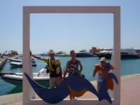 Мы втроём на пристани Хургады (Hurghada Marina) в рамке для фотографий с соотношением сторон почему-то 1 : 1, хотя последний раз такое было только в 1990-х и фотоаппаратах моментальной печати “Polaroid”.