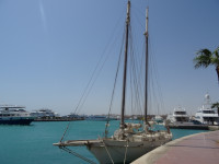 Парусная яхта у пристани Хургады (Hurghada Marina) только одна, остальные – моторные.