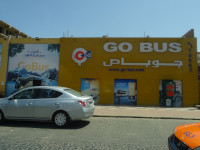 Какое-то здание египетской автобусной компании “Go Bus”, возможно, автостанция, возможно, междугородняя, откуда можно уехать, например, до Каира (Ⲕⲁϣⲣⲱⲙⲓ / القاهرة‎).