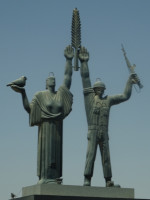 Если на нашей ВДНХ стоя́т «Рабочий и [женственная] колхозница», то в Хургаде (الغردقة‎) это (не очень женственная) женщина с птичкой и солдат с автоматом.