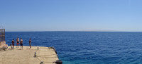 Вид на Красное море (اَلْبَحرْ الأحمر‎) и помост нашего дальнего пляжа (с какими-то отдыхающими) с высокого кресла спасателя.