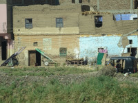 Простая сельская жизнь Египта (tꜣwy / ḥwt-kȝ-ptḥ / مصر) с его не прицепами для автомобилей, а арбами (arābe) для осликов, мазанок из глины и соломы и тук-туков (توك توك).
