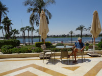 5-звёздочная гостиница “Steigenberger Resort Achti” на берегу голубого Нила (jtrw/ḥꜥpj / Ⲫⲓⲁⲣⲟ / النيل‎) в Луксоре (W3st/Njwt-rst / الأقصر‎): опять же, я за столиком кафе только для фотографии, а кормили нас в кондиционируемом здании.