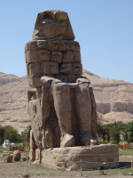 Колосс не Мемнона (Μέμνων), а Аменхотепа III (Amānəḥūtpū / Nb-MꜢꜤt-RꜤ ḥḳꜢ ḥḳꜢw).