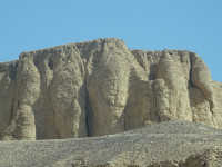 Заготовка для скульптурных портретов а-ля Рашмор (Rushmore). Как известно, на (похожей) горе Рашмор, юго-западнее города Кистон (Keystone) в Южной Дакоте (South Dakota), США (the USA), высечен барельеф «Святыня демократии» (Shrine of Democracy) со скульптурными портретами 4-х президентов США.
