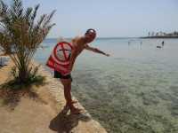 На египетском пляже сплошные запреты: нырять нельзя (no diving), арабским женщинам в купальниках нельзя… 🙁