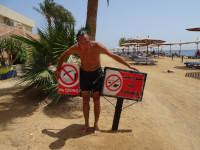 На египетском пляже сплошные запреты: нырять нельзя (no diving), рыбачить нельзя (no fishing)… 😭