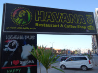 Для тех, кто любит «шишу» (“I ❤️ shisha” на фотографии) в Хургаде (الغردقة‎) есть вот такое заведение, «косящее» под кофейню (coffee shop) и даже ресторан (restaurant), хотя это больше растаман. 🥴