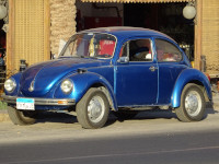 Немецкий автомобиль «Фольксваген Жук» (Volkswagen Beetle / Type 1) 1-го поколения, выпускавшийся с 1938 по 2003 годы, но конкретно этот предположительно конца 1960-х – первой половины 1970-х годов, в египетской Хургаде (الغردقة‎).