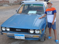 Младший сын и японский автомобиль Toyota Corolla 4-го поколения в кузове E70, выпускавшийся с 1979 по 1983 годы, в египетской Хургаде (الغردقة‎).