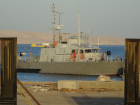 Большой патрульный катер военно-морских сил Египта (البحرية من مصر) серии Swiftships с бортовым номером 335, который мне не разрешал сфотографировать какой-то вояка, заведующий этими воротами в Хургаде (الغردقة).
