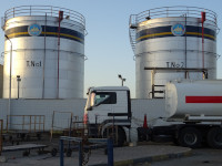Вертикальные стальные резервуары (T[ank] No. 1 и 2) государственной нефтяной компании с незатейливым названием «Египет» (Misr) прямо через забор от странной парковки тележек (прицепов?) в Хургаде (الغردقة).