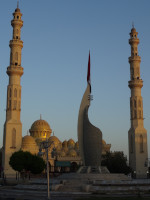 Большая портовая мечеть (مسجد الميناء, 2012) в Хургаде (الغردقة) также известна как мечеть аль Мина. Плюс какой-то памятник с государственным флагом Египта (علم جمهورية مصر العربية) перед ней.