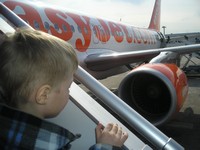 Аэропорт «Домодедово». Посадка в наш Airbus A320 спецраскраски авиакомпании EasyJet (фирменный цвет – оранжевый). Здесь и далее это – мой старший сын Ратмир.