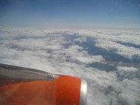 Самолёт EasyJet. Где-то над Европой (ну или, если точнее, над её облаками). Из Москвы в Лондон лететь примерно 4 часа.