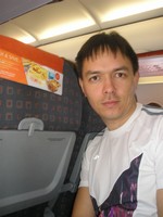 Самолёт EasyJet. Я с фрагментом рекламы авиакомпании (точнее, её еды и напитков).
