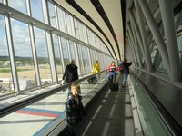 Аэропорт «Гатвик» (Gatwick). Движущиеся тротуары для ленивых или спешащих (если на нём не стоять, а идти в том же направлении).