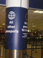 Аэропорт «Гатвик» (Gatwick). Дискриминация в действии: граждане Великобритании и ЕС – отдельно и быстро, все остальные – тоже отдельно, но медленно. Когда я сделал эту фотографию, ко мне подошла служащая аэропорта и потребовала её удалить, что я для неё как будто сделал. 😊