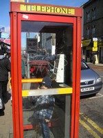 Город Кройдон (Croydon). Знаменитая красная телефонная будка, но «неправильная», не такая, какой должна быть на самом деле («правильная» будет дальше).