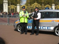 Лондон (London), Букингемский дворец (Buckingham Palace). Простые английские полицейские на площади перед дворцом. Вообще полицейских на улицах Британии очень мало, если сравнивать с привычным россиянину уровнем.