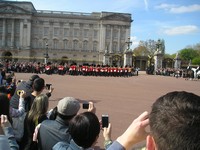 Лондон (London), Букингемский дворец (Buckingham Palace). Королевская пешая гвардия на марше в процессе смены караула.