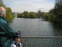 Лондон (London), парк св. Джеймса (St. James's Park). Мост через пруд, вдали – знаменитое колесо обозрения “London Eye”, которое вообще видно из многих мест в Лондоне.